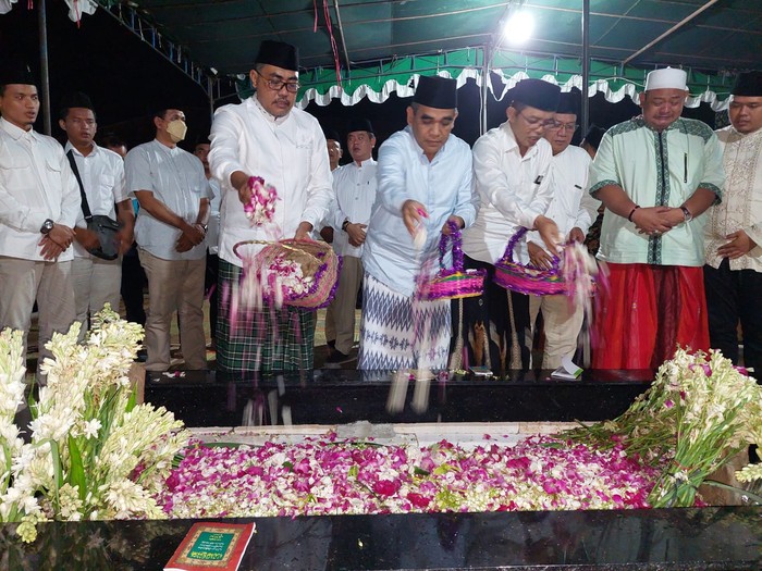 Gus Jazil dan Muzani Ziarah Bareng ke Makam Kiai Dimyati Rois