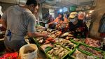 Ramainya Lapak Penjual Ikan Gegara Harga Ayam dan Daging Naik Tinggi