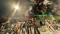 Selain kaya manfaat, harga ikan yang lebih murah dari daging dan ayam membuat warga kini beralih mengonsumsi hewan laut tersebut untuk makanan sehari-hari.