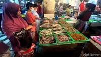 Sementara itu, harga sejumlah bahan pangan terpantau mengalami kenaikan yang cukup signifikan. Beberapa yang mengalami kenaikan harga adalah daging dan ayam.