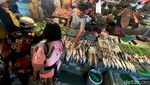 Ramainya Lapak Penjual Ikan Gegara Harga Ayam dan Daging Naik Tinggi