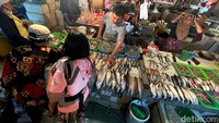  Menurut sejumlah pedagang, kenaikan harga daging dan ayam biasa terjadi menjelang Hari Raya Idul Adha.