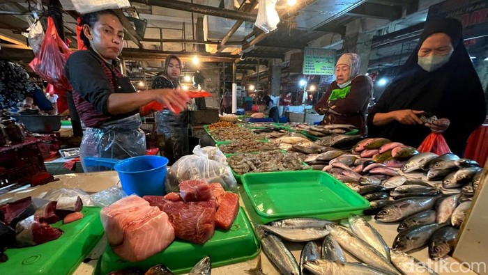 Harga Ayam dan Daging Naik, Ikan Diburu Emak-emak di Bekasi Ikan jadi pilihan sejumlah warga di Bekasi di tengah kenaikan harga ayam-daging sapi jelang Idul Adha. Warga berburu ikan di Pasar Tradisional Pondok Gede.
