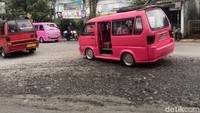 Kondisi ruas jalan nasional Sukabumi yang menghubungkan antara Jalan RA Kosasih dengan Jalan Pembangunan (Salakaso) itu tampak memprihatinkan karena rusak dan berlubang.