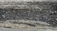Tak sedikit warga yang mengeluhkan kondisi Jalan RA Kosasih yang rusak dan berlubang karena dikhawatirkan dapat menyebabkan kecelakaan lalu lintas. Menurut seorang warga, jalan itu sempat diperbaiki namun tak bertahan lama. Alhasil, jalan semakin rusak dan membahayakan pengendara.
