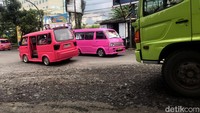 Kondisi jalan yang rusak dan berlubang membuat warga memelankan laju kendaraan guna mengantisipasi terjadinya kecelakaan saat melintasi jalan tersebut.