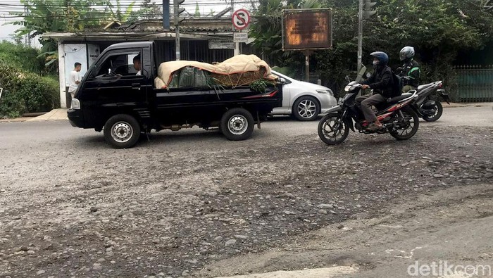 Ruas jalan nasional Sukabumi yang hubungkan Jalan RA Kosasih dan Jalan Pembangunan (Salakaso) rusak-berlubang. Kondisi itu dikeluhkan warga karena membahayakan.