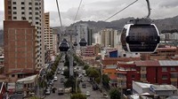 Kereta gantung dijadikan transportasi umum di Bolivia untuk menghindari kemacetan. (Aizar Raldes/AFP)
