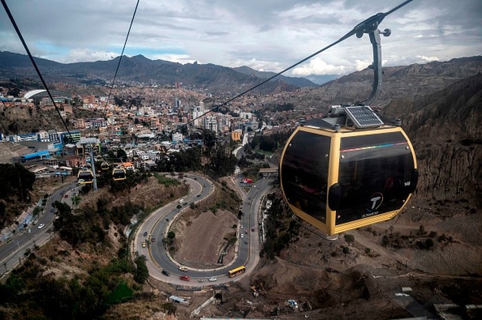View of La Paz from a cable car in El Alto, Bolivia on October 17, 2019. - Bolivia goes to the polls on October 20. La Paz, seat of its Executive and Legislative powers, is located at 3,657 meters above sea level, being the highest capital in the world. Its airport is in El Alto, a nearby city at 4,000 meters, where souvenir shops sell coca drinks and oxygen tubes to relieve the drowning sensation of outsiders. (Photo by Pedro UGARTE / AFP) (Photo by PEDRO UGARTE/AFP via Getty Images)