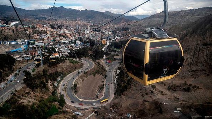 Hindari Macet, Kereta Gantung di Bolivia Jadi Angkutan Umum View of La Paz from a cable car in El Alto, Bolivia on October 17, 2019. - Bolivia goes to the polls on October 20. La Paz, seat of its Executive and Legislative powers, is located at 3,657 meters above sea level, being the highest capital in the world. Its airport is in El Alto, a nearby city at 4,000 meters, where souvenir shops sell coca drinks and oxygen tubes to relieve the drowning sensation of outsiders. (Photo by Pedro UGARTE / AFP) (Photo by PEDRO UGARTE/AFP via Getty Images)