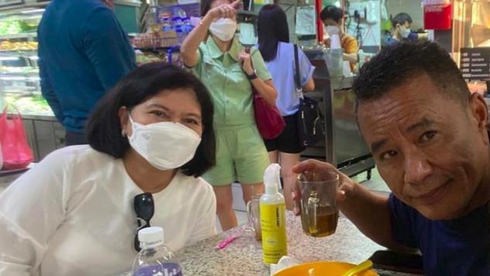Hotman Paris liburan dengan istri tercinta.