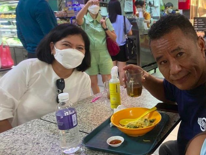 Hotman Paris liburan dengan istri tercinta.