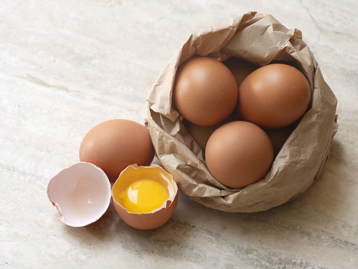 Hukum makan telur mentah