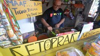 Inovasi Ketoprak Ramen Carbonara diciptakan Monaldi Nasir dengan memadukan makanan khas Indonesia, Jepang, dan Italia. Menu itu dijual mulai Rp 18 ribu per porsi dan dapat dinikmati sambil melihat panorama Gunung Marapi dan Talago Koto Baru.