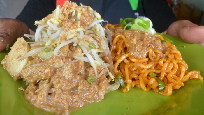 Terdapat Ketoprak Ramen Carbonara yang memadukan makanan khas tiga negara di Sumatera Barat. Penasaran ingin mencoba? Di sini lokasinya.