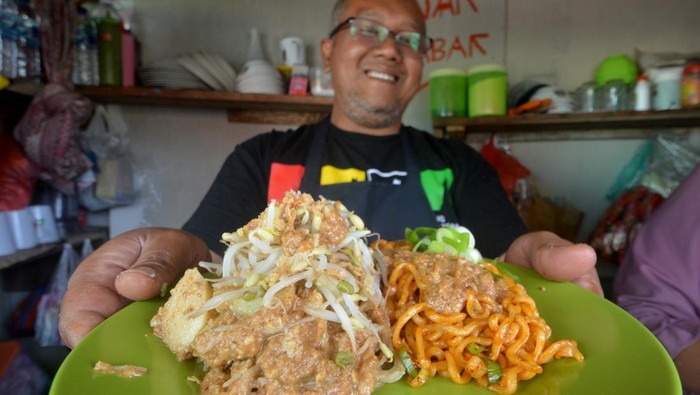 Terdapat Ketoprak Ramen Carbonara yang memadukan makanan khas tiga negara di Sumatera Barat. Penasaran ingin mencoba? Di sini lokasinya.
