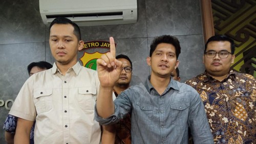 Iko Uwais usai jalani pemeriksaan terkait dugaan pengeroyokan di Polres Metro Bekasi Kota, Jumat (17/6/2022) malam.