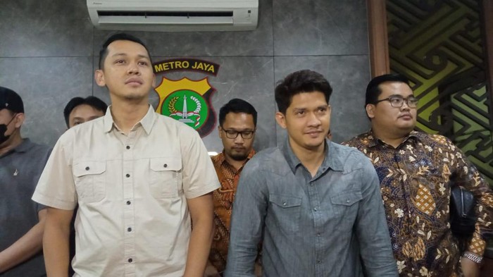 Senyuman Iko Uwais Usai 2 Jam Pemeriksaan soal Dugaan Pengeroyokan