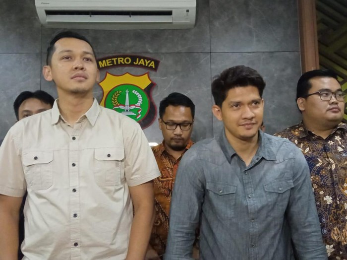 Iko Uwais usai jalani pemeriksaan terkait dugaan pengeroyokan di Polres Metro Bekasi Kota, Jumat (17/6/2022) malam.