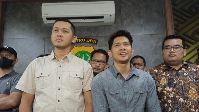 Iko Uwais usai jalani pemeriksaan terkait dugaan pengeroyokan di Polres Metro Bekasi Kota, Jumat (17/6/2022) malam.