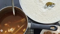 Terlihat ada menu bubur juga yang bisa menghangatkan perut. Topping buburnya berupa irisan cakwe, kedelai goreng, dan suwiran ayam.