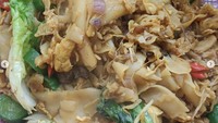 Tampilannya mirip pangsit rebus yang ditumis bersama sayuran, menu ini juga dibuat penuh rempah. Tampak ada irisan bawang merah dan cabai.