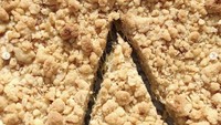 Selain makanan gurih, Warposki juga menyediakan cake. Pie crumble ini jadi salah satunya.