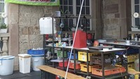 Area masaknya memang sederhana, namun cukup memadai dan lengkap. Berbagai rak tampak disusun untuk menyimpan bahan dan alat dapur.