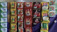 Suasana warteg dihadirkan lewat ragam produk makanan dan minuman kemasan yang digantung. Wah, ada jahe merah hingga bubur instan!