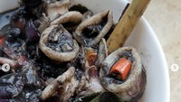 Salah satu menu yang ditawarkan Warpopski di Jerman, cumi item. Tampak bumbunya mlekoh dan menggugah selera!