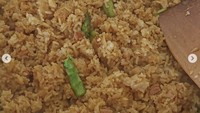 Nasi goreng Warpopski juga tak kalah enak nih! Diberi sayuran asparagus yang terlihat masih renyah.