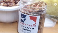 Warpopski turut membawa produk lauk kering andalannya. Ada teri kacang bawang yang pasti enak dimakan pakai nasi hangat.