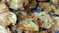 Tumpukan gorengan ini terlihat enak ya? Warpopski menyajikan terong goreng tepung yang boleh jadi menarik minat para bule.