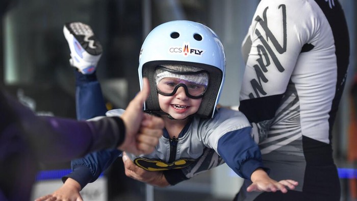 Jajal Adrenalin dengan Indoor Skydiving di Venezuela A skydiver practices in an indoor air tunnel in Caracas, Venezuela, Thursday, June 16, 2022. According to site director Gian Carlo Trimarchi