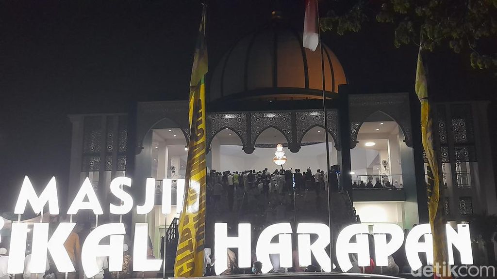 UAS Akan Ceramah, Jemaah Mulai Padati Masjid Cikal Harapan Jonggol