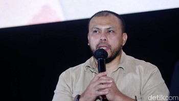 Joko Anwar mengaku pernah ngeliat UFO berukuran besar di siang bolong saat berusia 5 tahun. Kejadian tersebut bikin jari kakinya berdarah dan ninggalin tanda aneh sampai sekarang. Foto: Noel/detikFoto