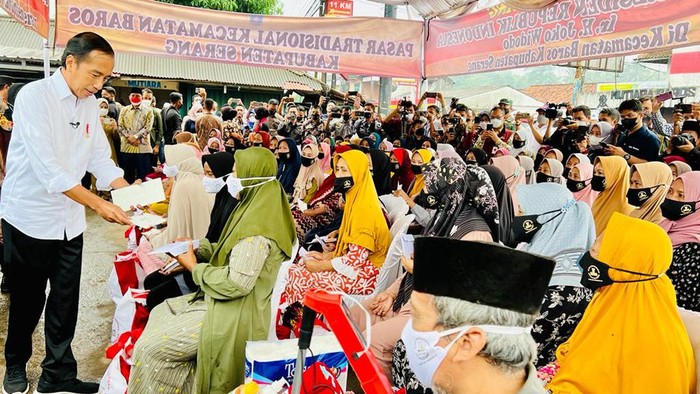 Jokowi Bagikan Bansos di Serang