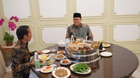 Jokowi juga pernah makan siang bersama Ketum PAN Zulkifli Hasan pada Rabu (30/11/2016). Saat itu Zulhas masih menjadi Ketua MPR.Tampak hidangan sudah disajikan di meja makan. Terlihat ada sayur asem, gurame goreng, udang goreng, tahu goreng, tempe goreng, ayam goreng, hingga sambal bawang yang disajikan (Bagus/detikcom)