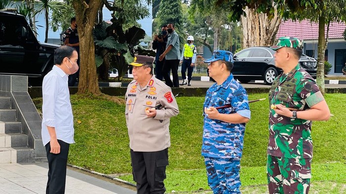 Jokowi Saat Hendak Berangkat Kunjungan ke Banten dan Jabar
