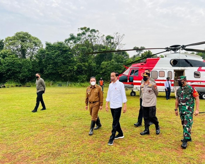 Jokowi Saat ke Pasar Baros, Banten