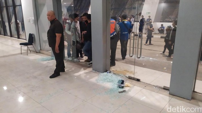 Kaca di Stadion GBLA pecah karena suporter yang memaksa masuk ke area tribun saat laga Persib vs Persebaya