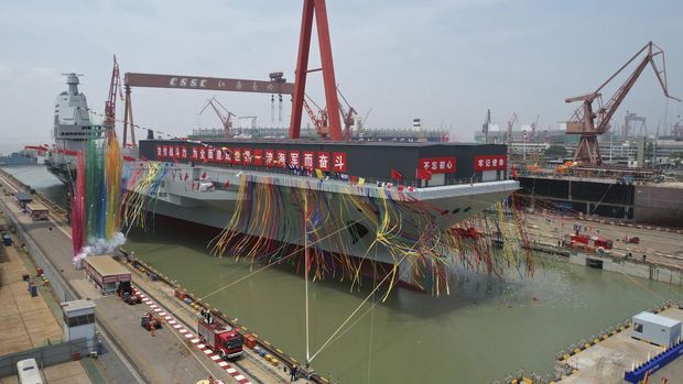 Asap berwarna menandai upacara peluncuran kapal induk ketiga China bernama Fujian di dok kering di Shanghai, Jumat (17/6/2022) Media pemerintah melaporkan bahwa China pada hari Jumat meluncurkan kapal induk ketiganya, kapal pertama yang dirancang dan dibangun seluruhnya di dalam negeri. (Li Gang/Xinhua via AP)