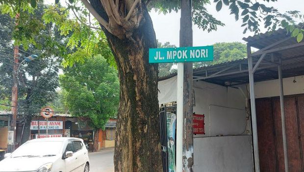Kendaraan melintas di Jalan Mpok Nori, Bambu Apus, Jakarta, Jumat (17/6/2022). ANTARA/Yogi Rachman