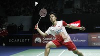Anthony Ginting memulai gim pertama sangat baik dengan memimpin 3-0. Sadar tertinggal jauh, Axelsen mulai menipiskan poin hingga menyusul menjadi 8-6.