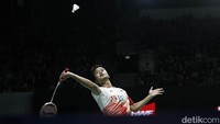 Anthony tak kunjung bisa mengembangkan permainan selepas interval. Wakil Indonesia itu terus tertinggal dan harus rela kalah 13-21 di gim pertama.