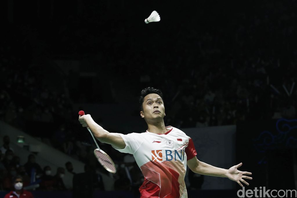 Jejak Anthony Ginting terhenti di perempat final Indonesia Open 2022.  Dia jatuh ke tangan Victor Axelson.