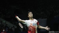 Sama seperti awal gim pertama, Anthony juga cukup baik di awal gim kedua dengan memimpin 3-1 lewat pengembalian drop shoot. Namun, Axelsen mampu berbalik unggul.