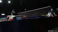 Axelsen makin kesulitan meladeni Anthony. Pengembalian kok di belakang pertahanan masih mampu dikembalikan dengan smash menyilang oleh Anthony dan skor berubah menjadi 18-15. Skor semakin rapat di saat-saat krusial untuk Anthony. Namun, Anthony pada akhirnya mampu merebut gim kedua dengan skor 21-19 dan berlanjut ke rubber game.