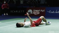 Stamina Anthony tampaknya sudah sangat kendur. Dia sampai harus tersungkur dan tertinggal jauh 15-4. Sedikit demi sedikit, Anthony melakukan perlawanan dengan memperkecil menjadi 9-16. Di saat sudah dalam momentum sip, Anthony malah bikin kesalahan dalam pengembalian kok dan tumbang dengan skor 9-21.