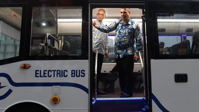 Direktur Utama PT VKTR Teknologi Mobilitas Gilarsi W. Setijono (kiri) dan Direktur Utama PT Jasa Sarana Hanif Mantiq (kanan) meninjau bus listrik usai penandatanganan nota kesepahaman kerja sama di Jakarta, Jumat (17/6/2022). VKTR dan Jasa Sarana akan bekerja sama dalam melaksanakan program elektrifikasi sarana transportasi massal di Jawa Barat. ANTARA FOTO/Aditya Pradana Putra/wsj.